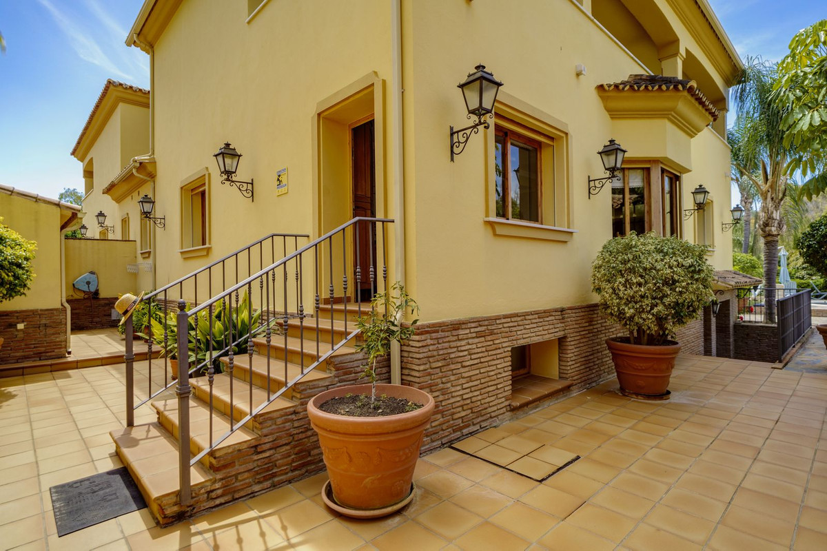 10 Bed Townhouse for sale in La Quinta Costa Del Sol, Málaga, Spain
