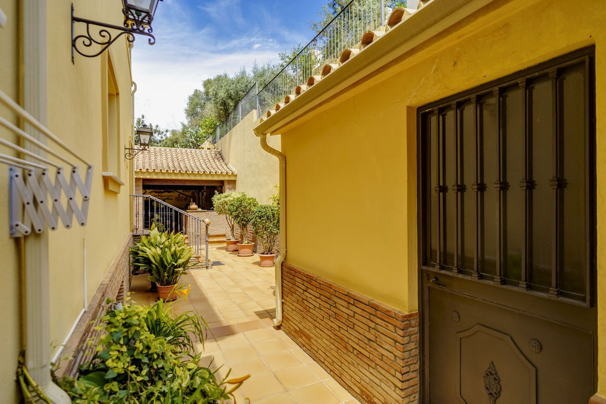 10 Bed Townhouse for sale in La Quinta Costa Del Sol, Málaga, Spain