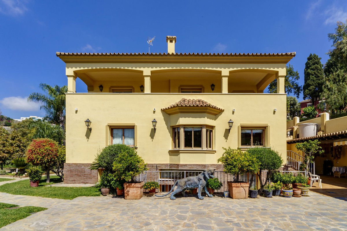 10 Bed Townhouse for sale in La Quinta Costa Del Sol, Málaga, Spain