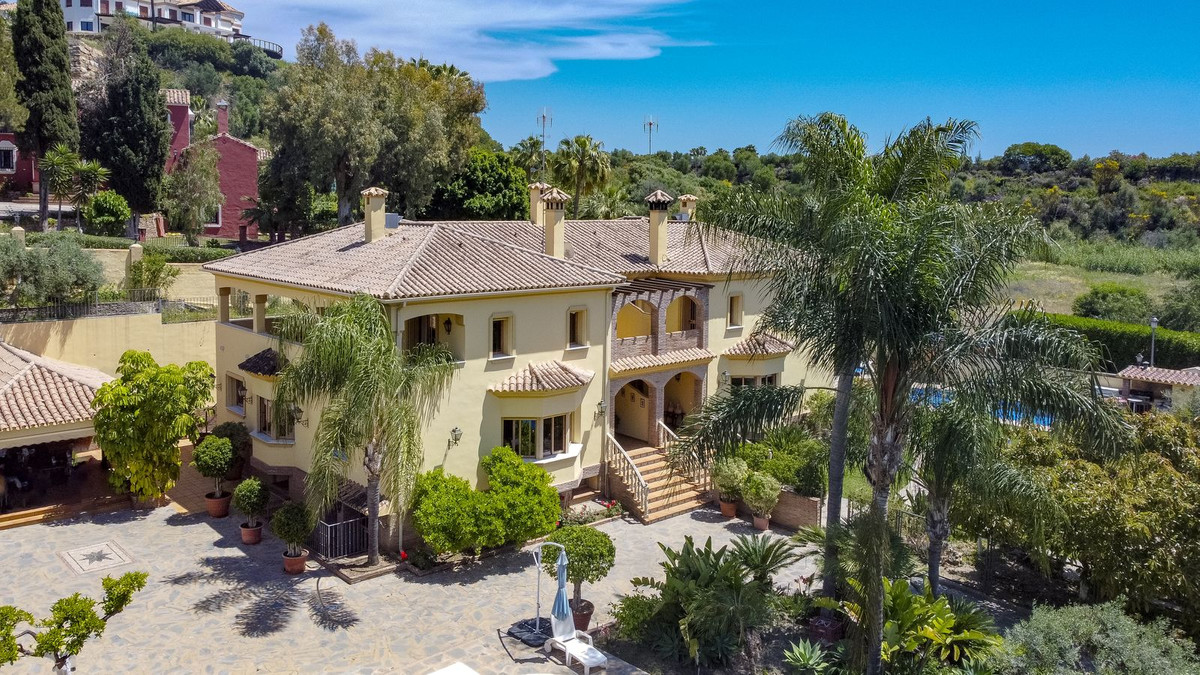 10 Bed Townhouse for sale in La Quinta Costa Del Sol, Málaga, Spain