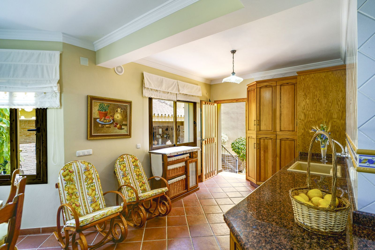 10 Bed Townhouse for sale in La Quinta Costa Del Sol, Málaga, Spain