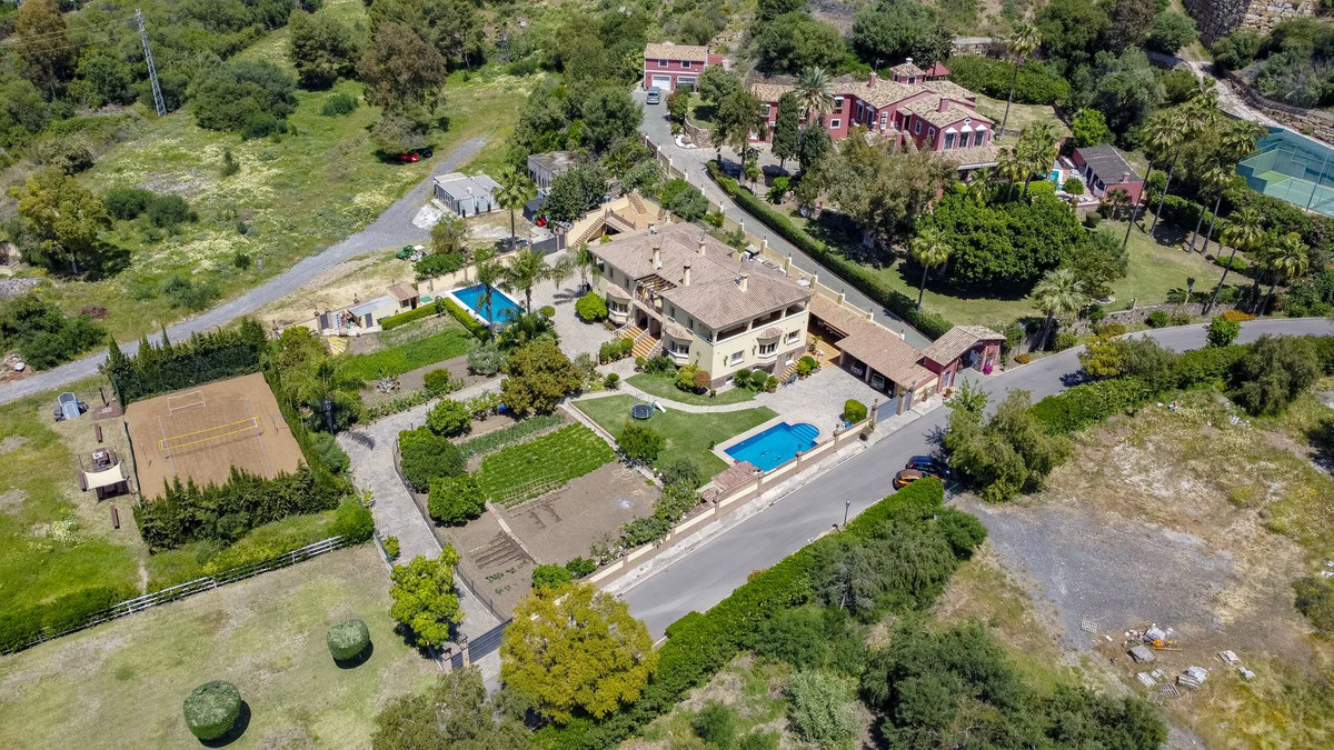 10 Bed Townhouse for sale in La Quinta Costa Del Sol, Málaga, Spain