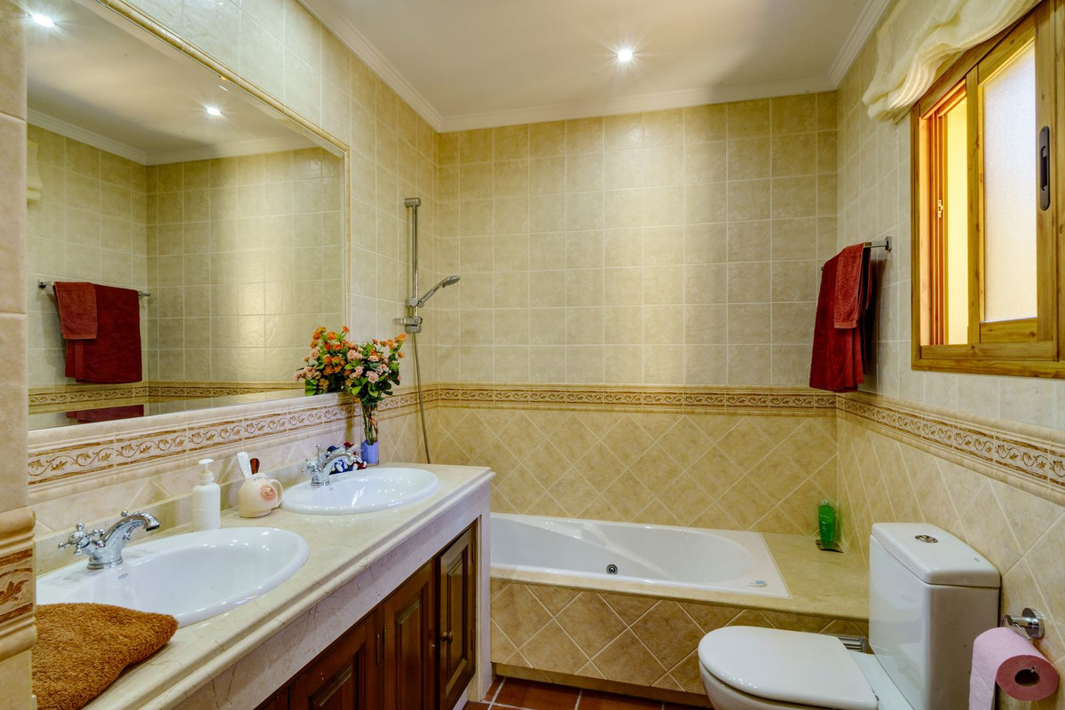 10 Bed Townhouse for sale in La Quinta Costa Del Sol, Málaga, Spain