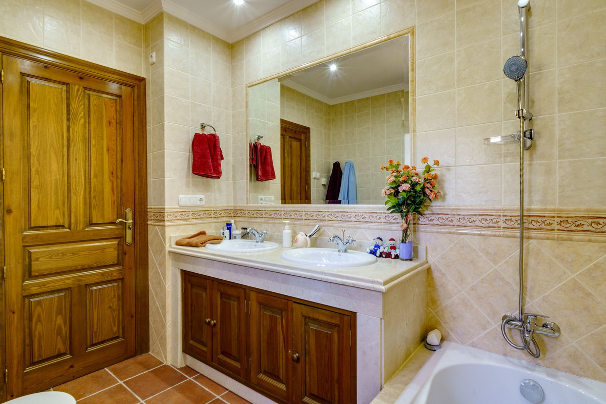 10 Bed Townhouse for sale in La Quinta Costa Del Sol, Málaga, Spain