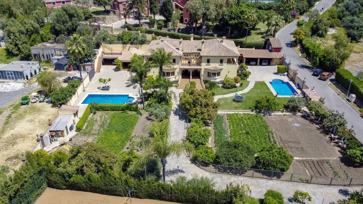 10 Bed Townhouse for sale in La Quinta Costa Del Sol, Málaga, Spain