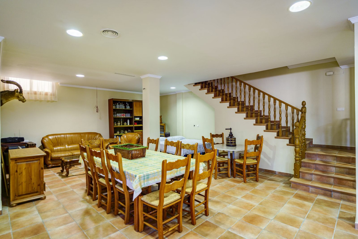 10 Bed Townhouse for sale in La Quinta Costa Del Sol, Málaga, Spain