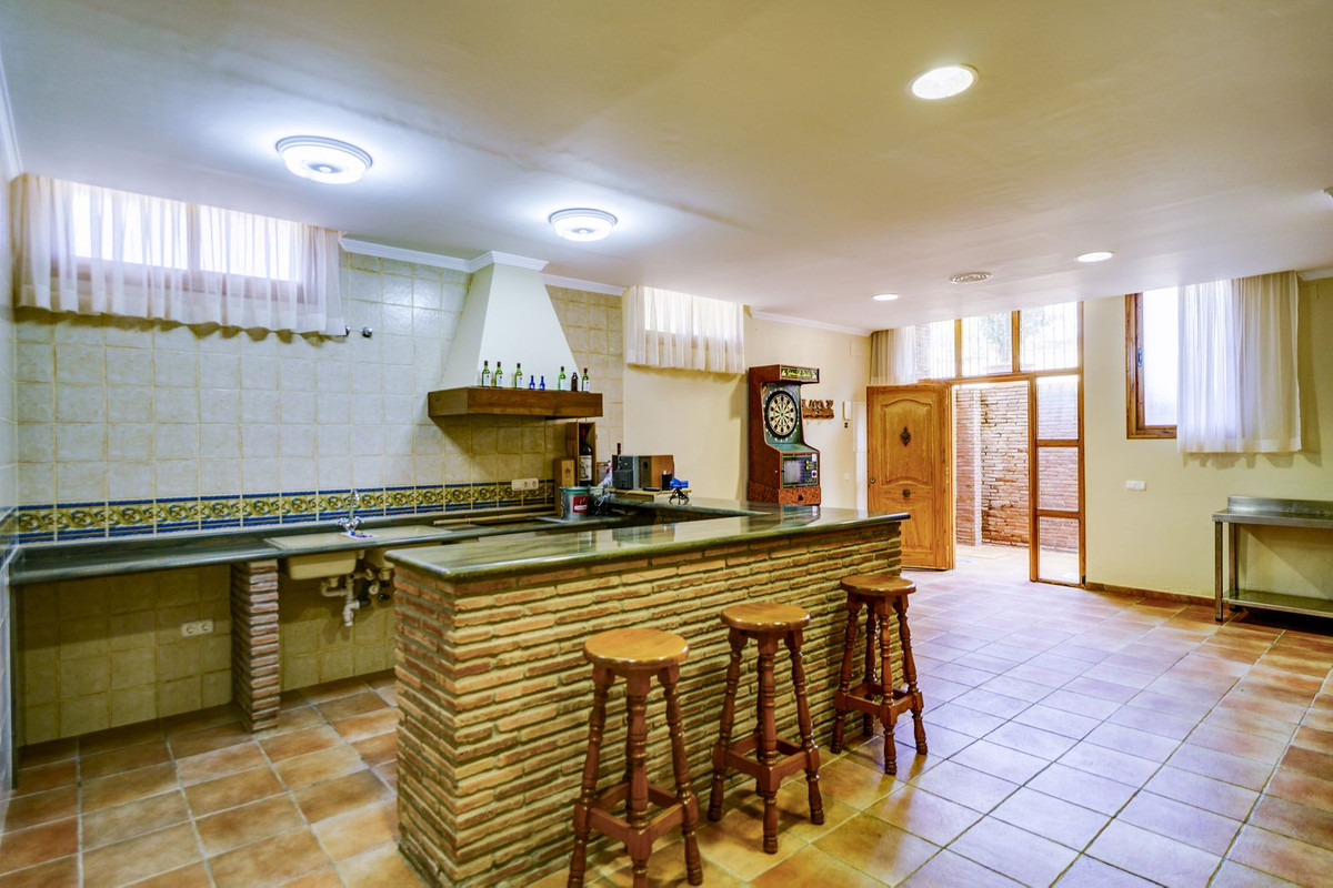 10 Bed Townhouse for sale in La Quinta Costa Del Sol, Málaga, Spain