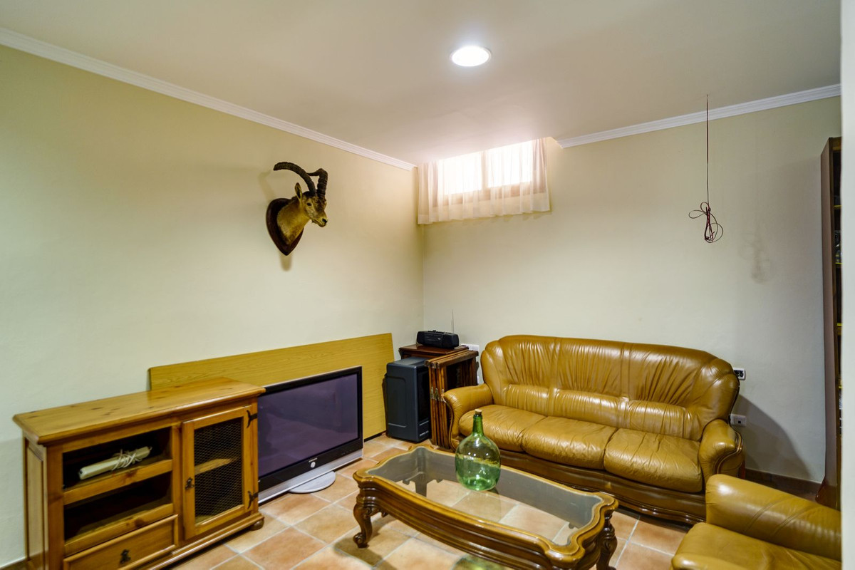 10 Bed Townhouse for sale in La Quinta Costa Del Sol, Málaga, Spain