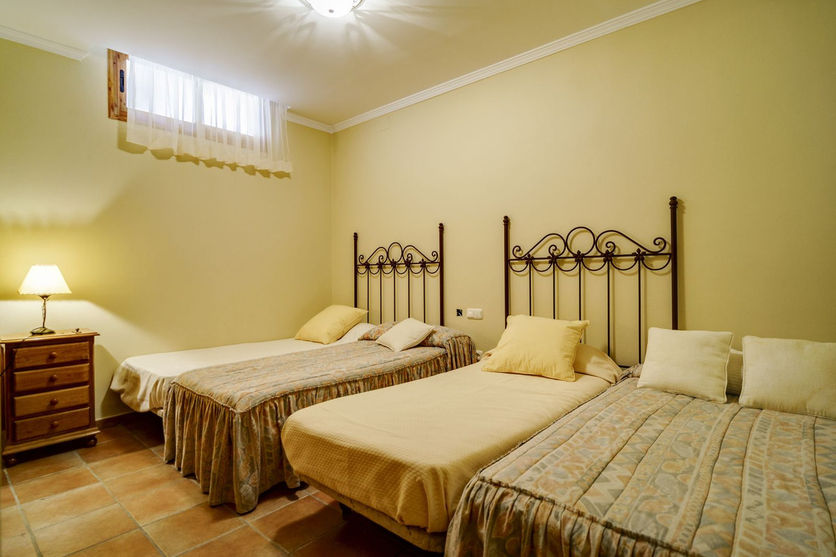 10 Bed Townhouse for sale in La Quinta Costa Del Sol, Málaga, Spain