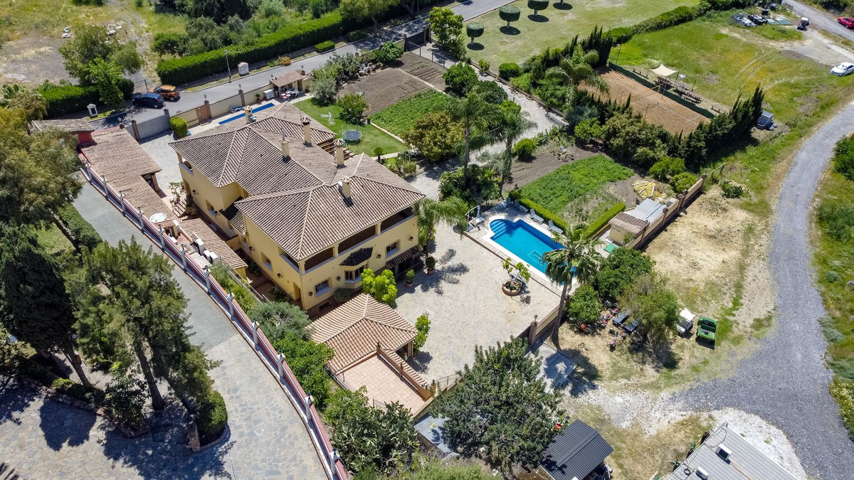 10 Bed Townhouse for sale in La Quinta Costa Del Sol, Málaga, Spain
