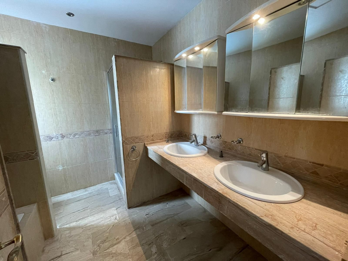 Se vende Villa - Chalet de 5 dormitorios en Costa Del Sol, Málaga, España