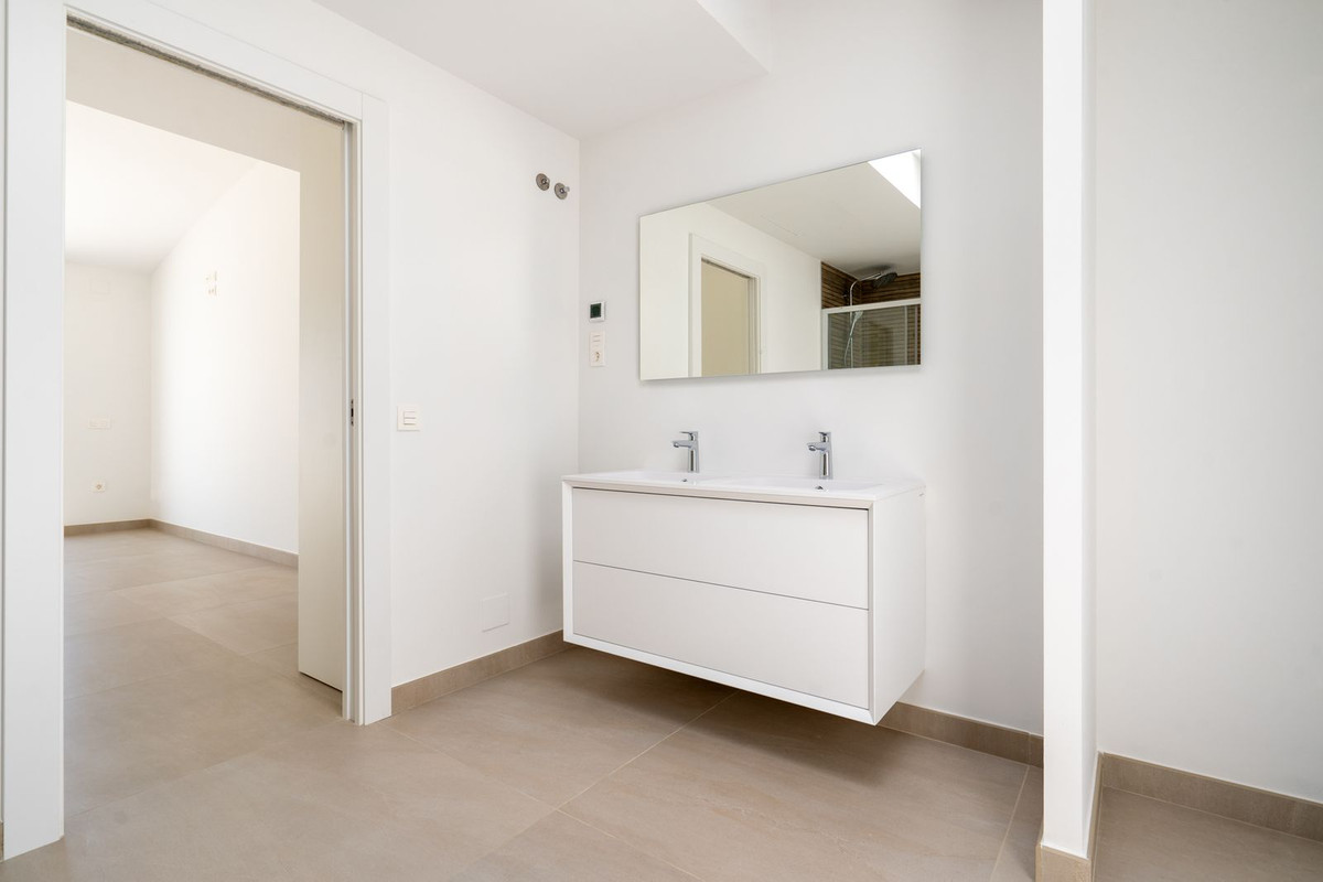 3 Bed Apartment for sale in Fuengirola Costa Del Sol, Málaga, Spain