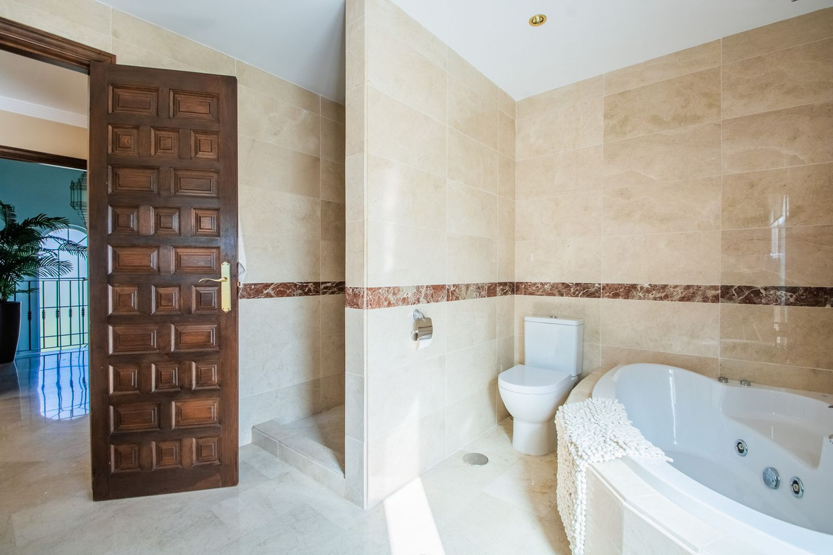 Se vende Villa - Chalet de 6 dormitorios en Costa Del Sol, Málaga, España