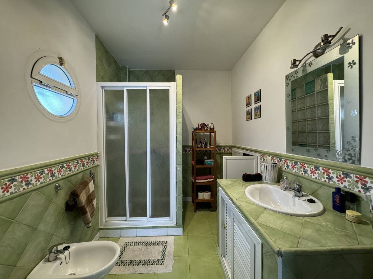 Se vende Villa - Chalet de 3 dormitorios en Costa Del Sol, Cadiz, España