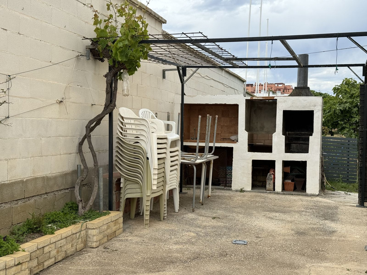 Se vende Villa - Chalet de 3 dormitorios en Costa Del Sol, Cadiz, España