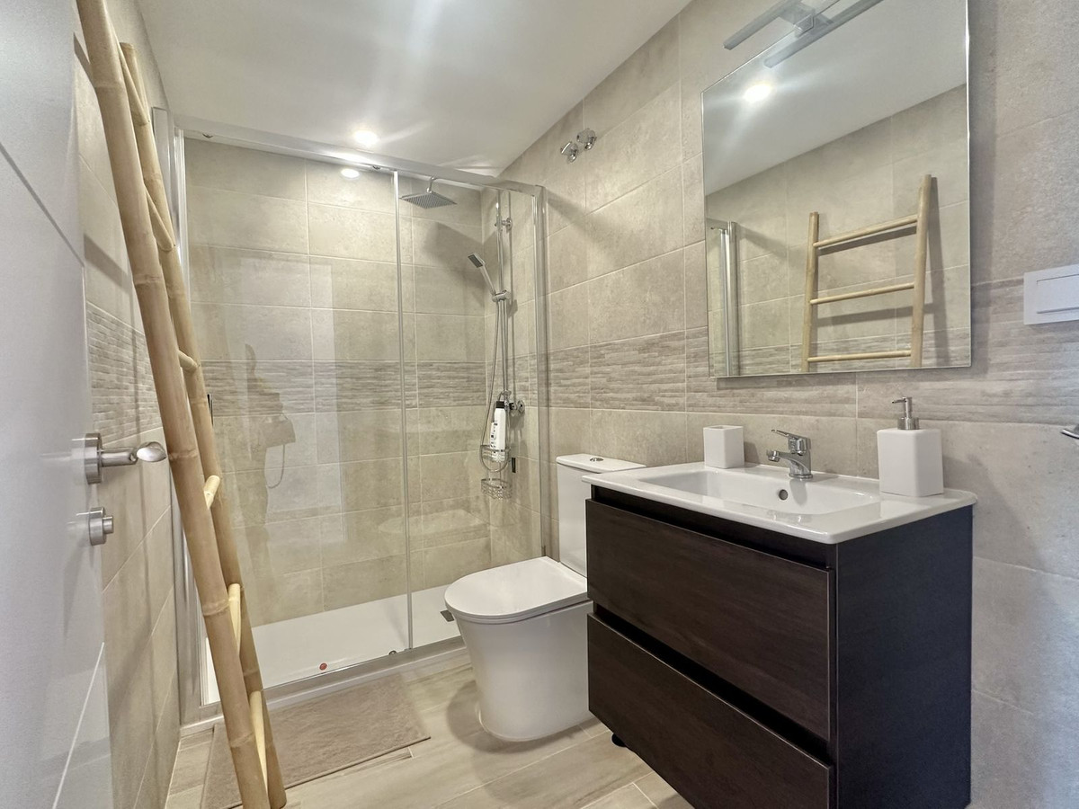 Se vende Apartamento Planta Media de 2 dormitorios en Costa Del Sol, Málaga, España