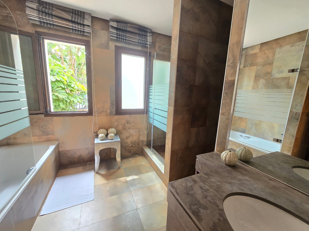 Se vende Villa - Chalet de 6 dormitorios en Costa Del Sol, Málaga, España