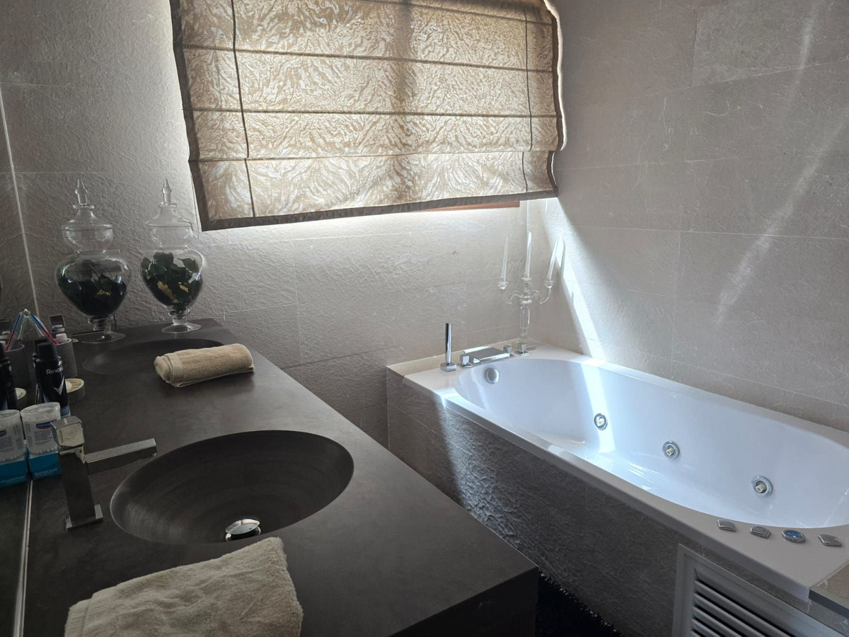 Se vende Villa - Chalet de 6 dormitorios en Costa Del Sol, Málaga, España