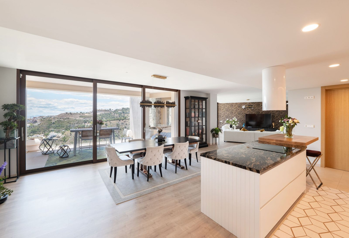 4 Bed Apartment for sale in La Quinta Costa Del Sol, Málaga, Spain