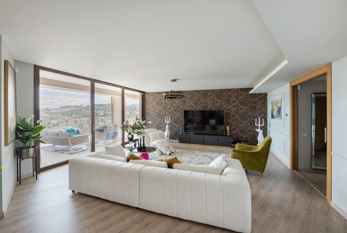 4 Bed Apartment for sale in La Quinta Costa Del Sol, Málaga, Spain