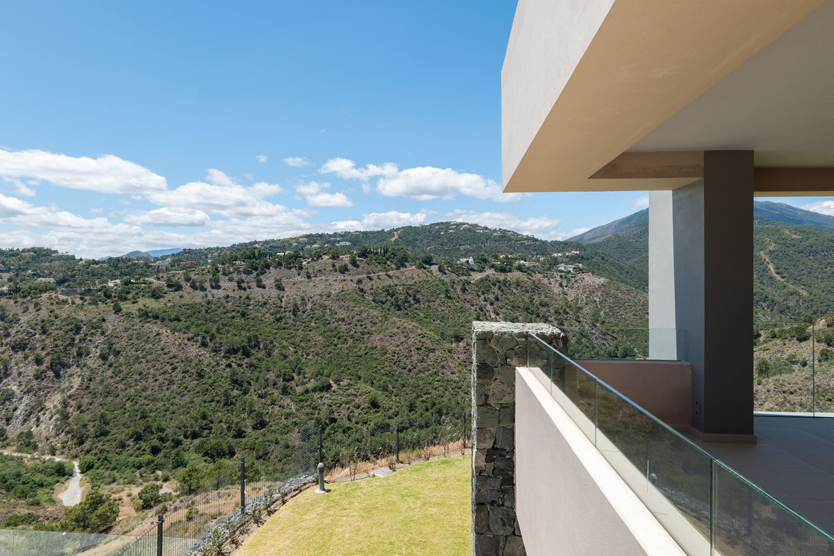 4 Bed Apartment for sale in La Quinta Costa Del Sol, Málaga, Spain