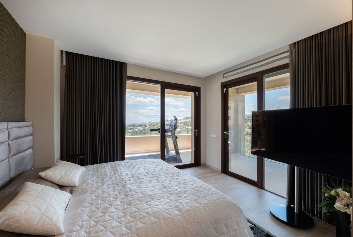 4 Bed Apartment for sale in La Quinta Costa Del Sol, Málaga, Spain