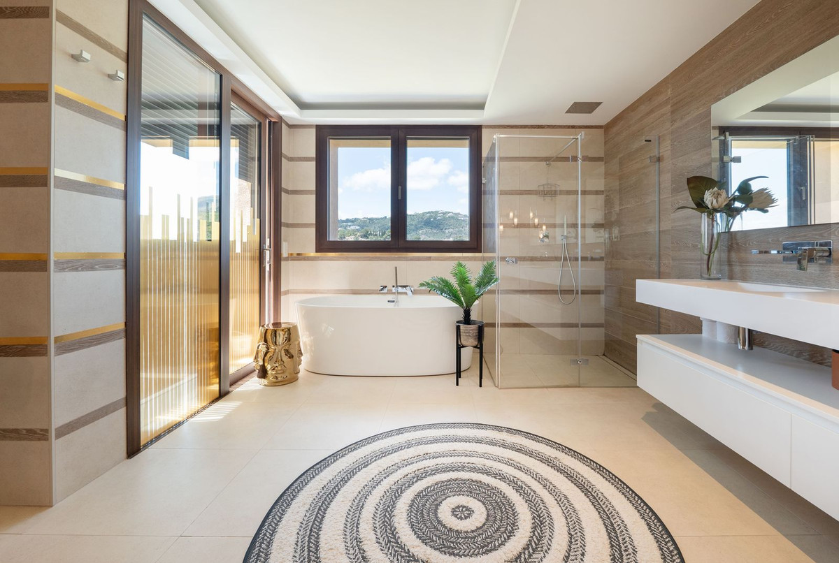 4 Bed Apartment for sale in La Quinta Costa Del Sol, Málaga, Spain