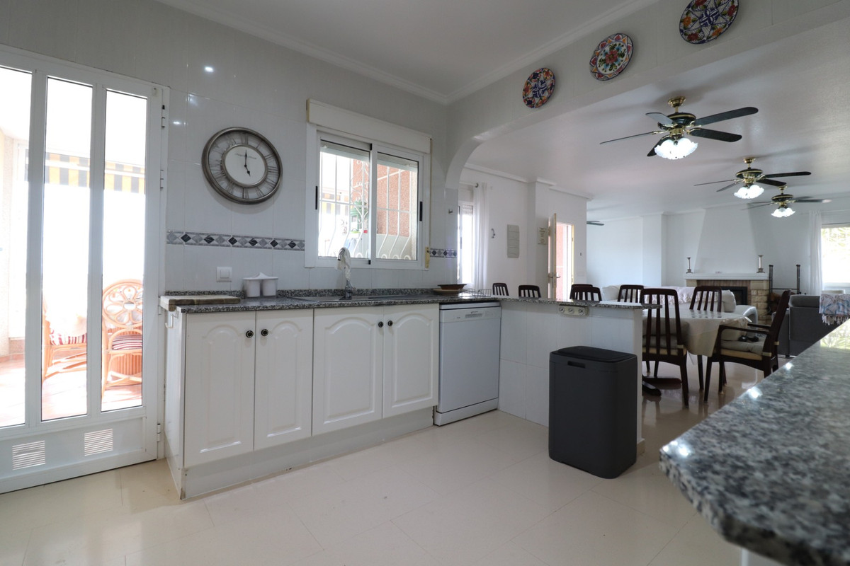 Se vende Villa - Chalet de 4 dormitorios en Costa Blanca, Alicante, España