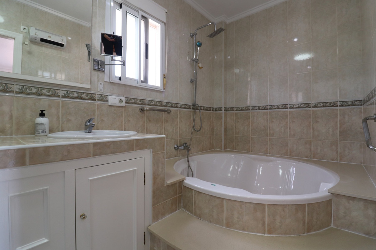 Se vende Villa - Chalet de 4 dormitorios en Costa Blanca, Alicante, España