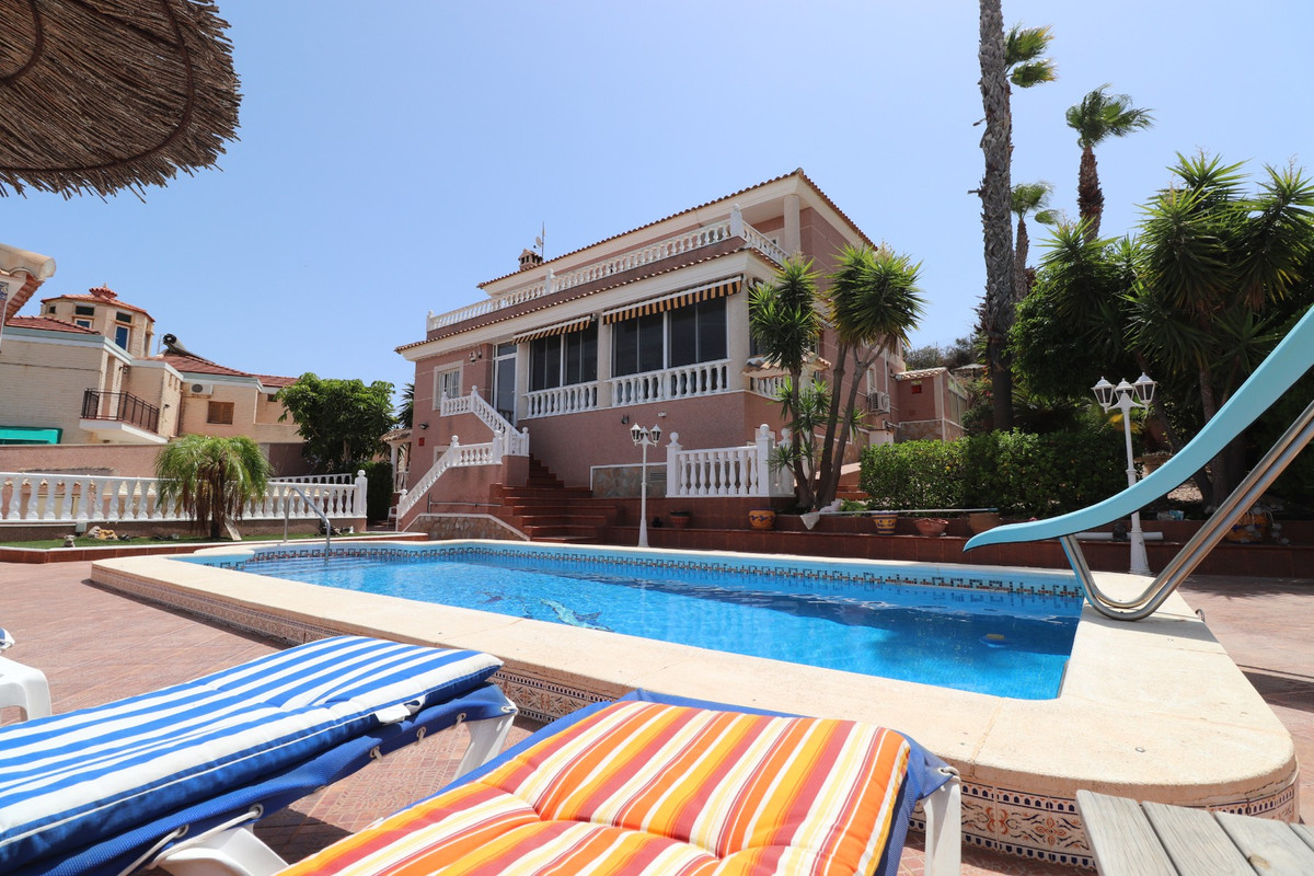 Se vende Villa - Chalet de 4 dormitorios en Costa Blanca, Alicante, España