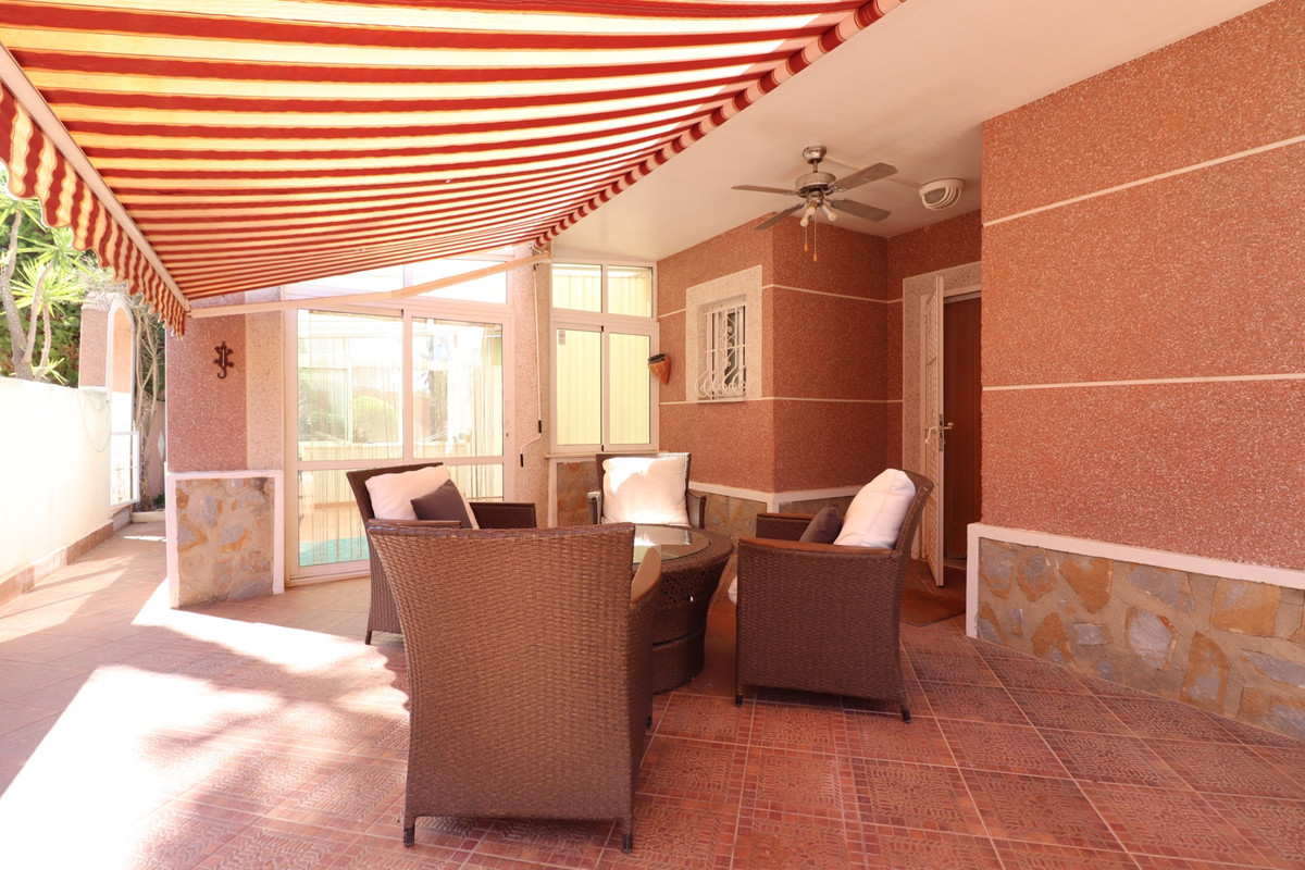 Se vende Villa - Chalet de 4 dormitorios en Costa Blanca, Alicante, España