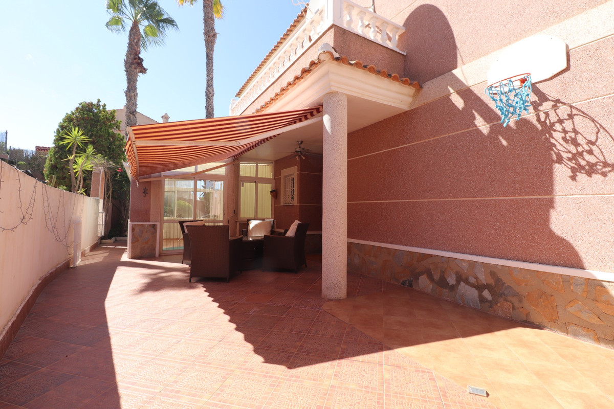Se vende Villa - Chalet de 4 dormitorios en Costa Blanca, Alicante, España