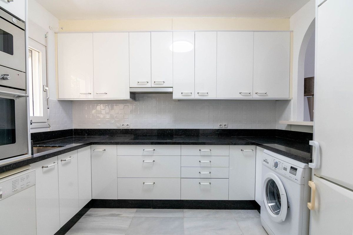 4 Bed Townhouse for sale in Estepona Costa Del Sol, Málaga, Spain