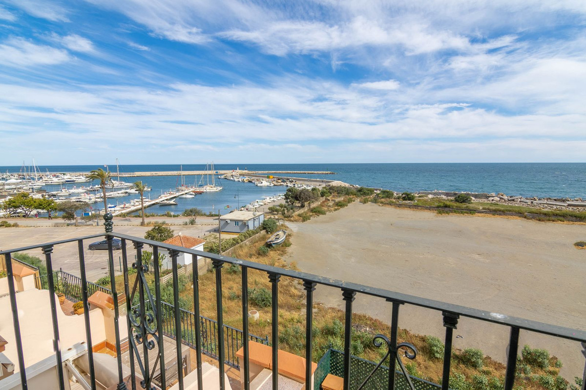 4 Bed Townhouse for sale in Estepona Costa Del Sol, Málaga, Spain