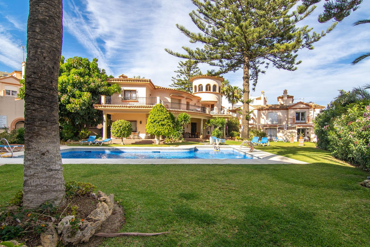 4 Bed Townhouse for sale in Estepona Costa Del Sol, Málaga, Spain