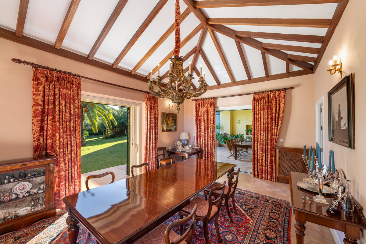 Se vende Villa - Chalet de 6 dormitorios en Costa Del Sol, Cadiz, España