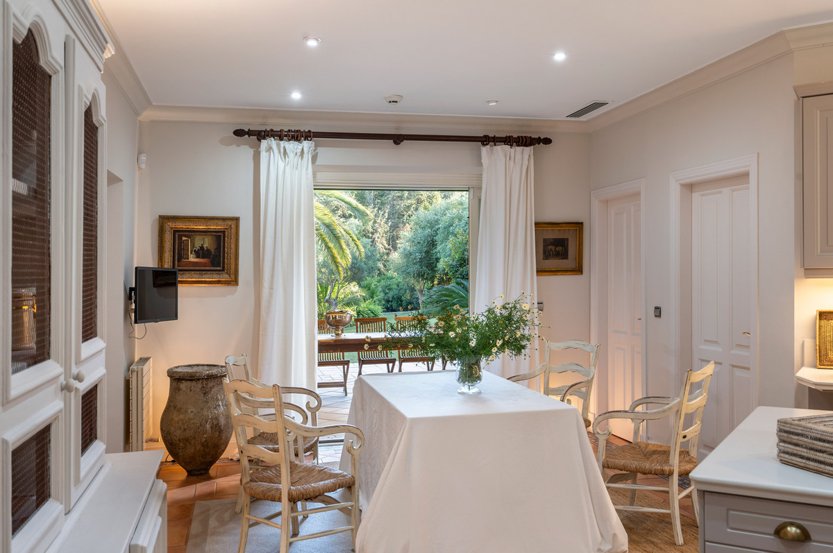 Se vende Villa - Chalet de 6 dormitorios en Costa Del Sol, Cadiz, España