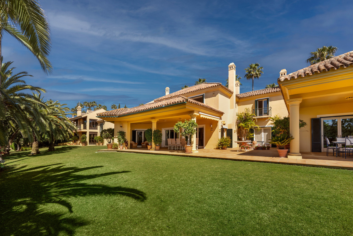 Se vende Villa - Chalet de 6 dormitorios en Costa Del Sol, Cadiz, España