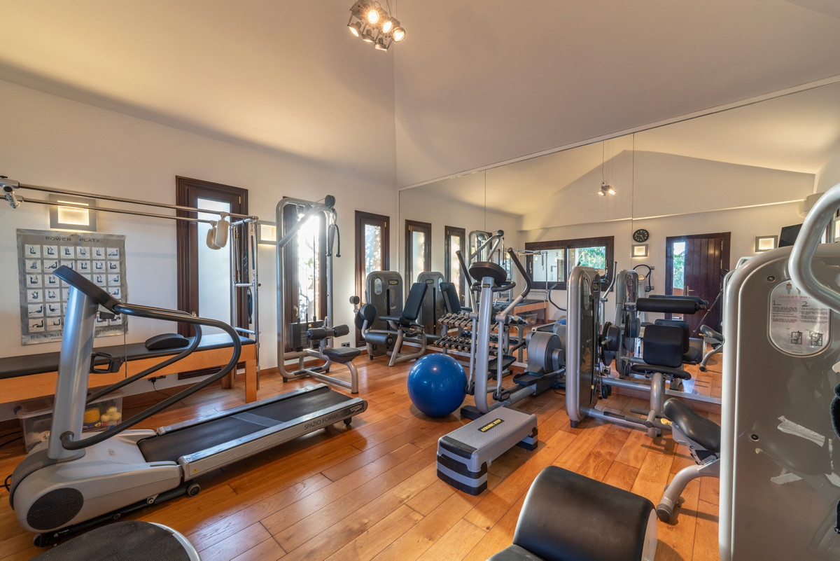 Se vende Villa - Chalet de 6 dormitorios en Costa Del Sol, Cadiz, España
