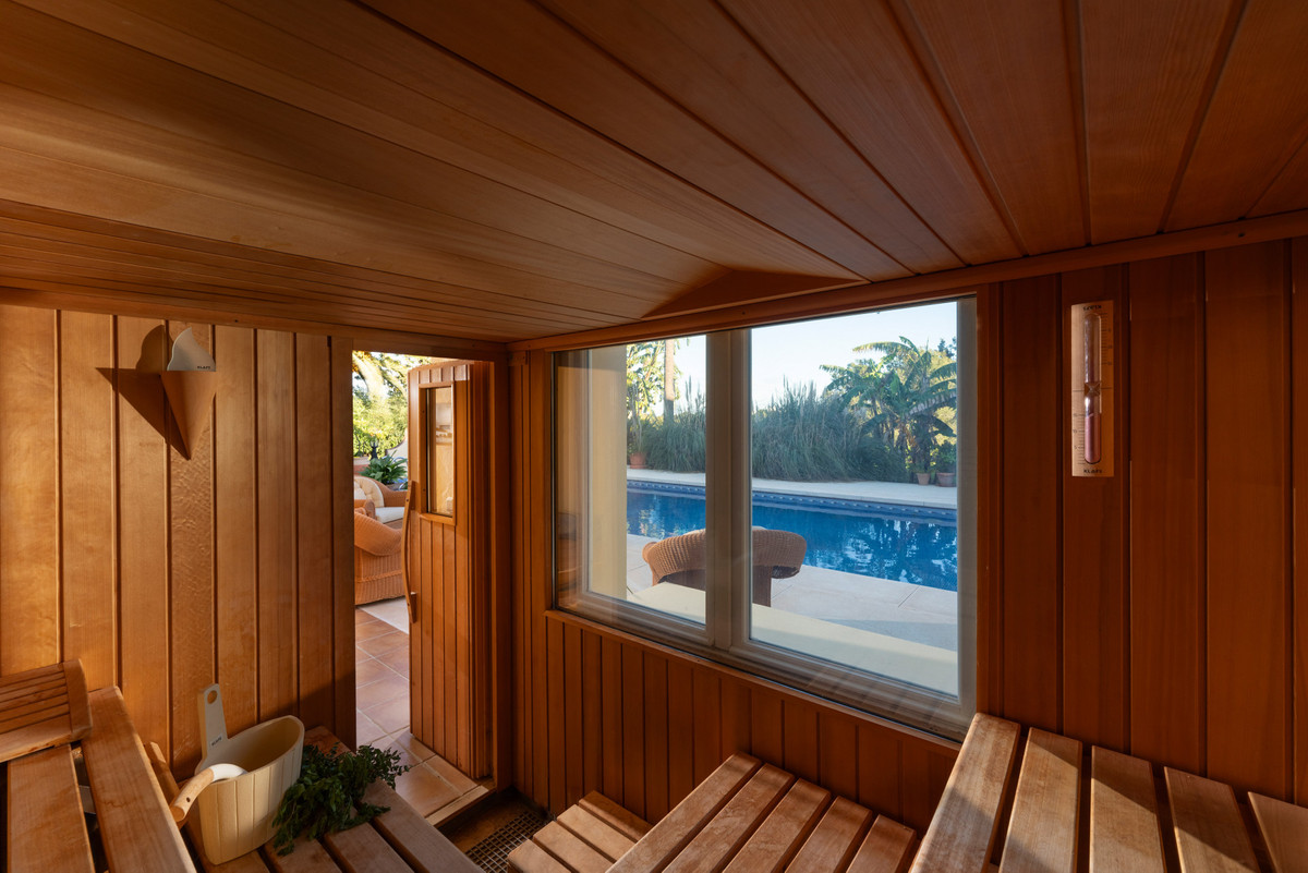 Se vende Villa - Chalet de 6 dormitorios en Costa Del Sol, Cadiz, España