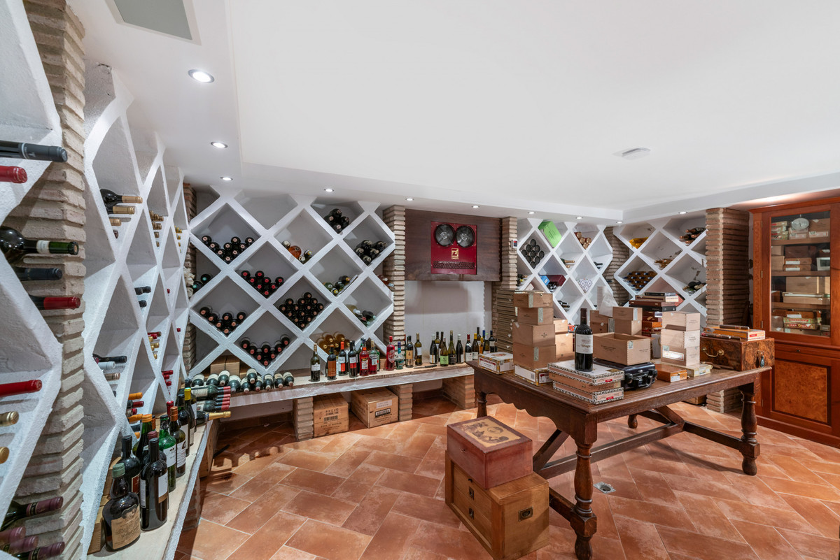 Se vende Villa - Chalet de 6 dormitorios en Costa Del Sol, Cadiz, España