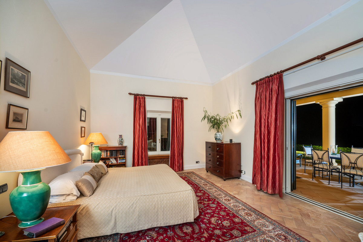 Se vende Villa - Chalet de 6 dormitorios en Costa Del Sol, Cadiz, España