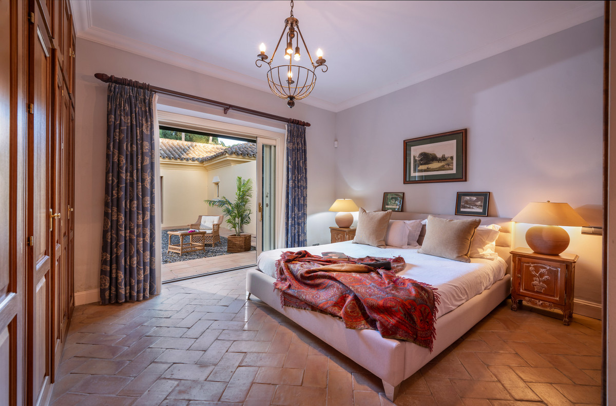 Se vende Villa - Chalet de 6 dormitorios en Costa Del Sol, Cadiz, España