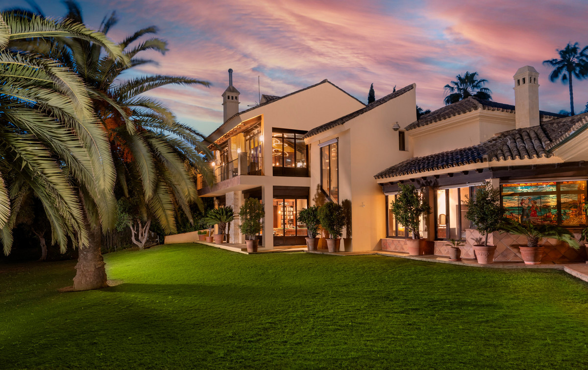 Se vende Villa - Chalet de 6 dormitorios en Costa Del Sol, Cadiz, España
