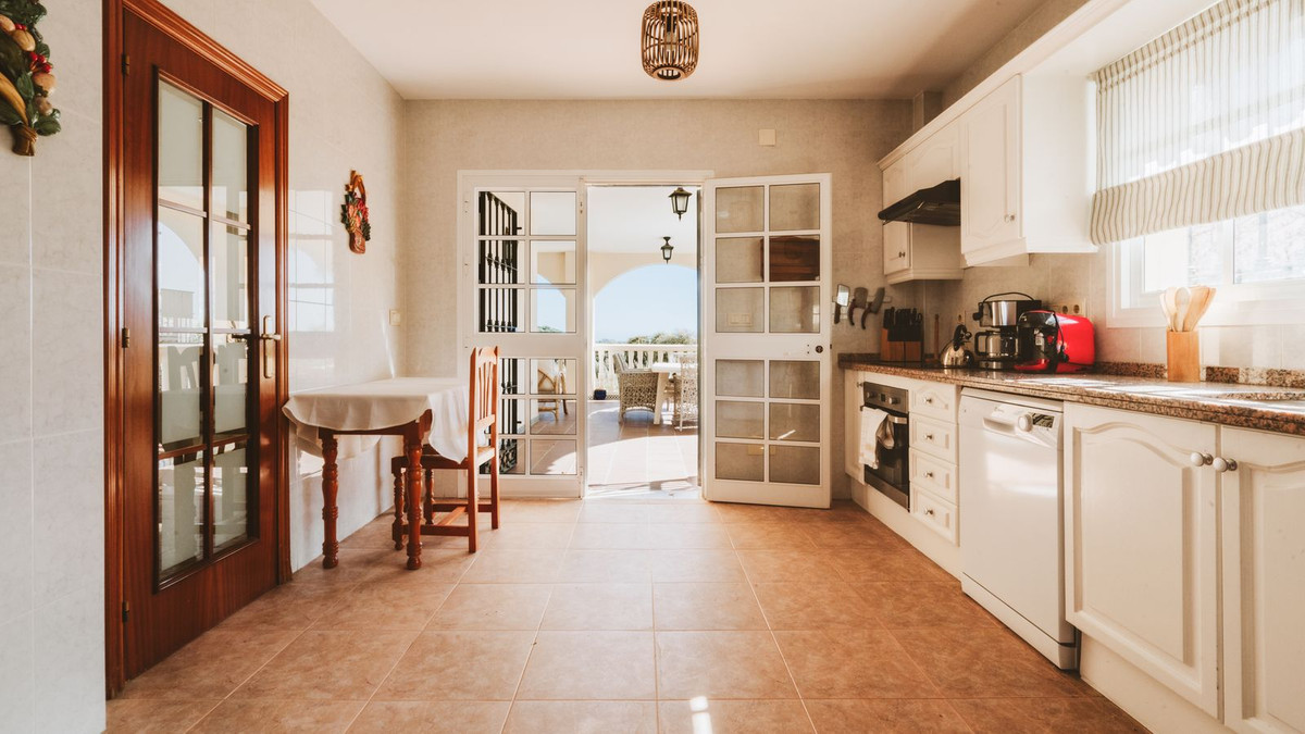 6 Bed Townhouse for sale in Marbella Costa Del Sol, Málaga, Spain
