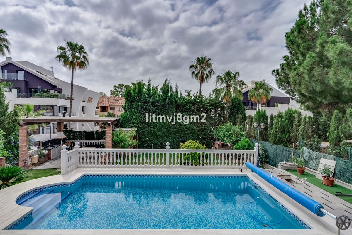 Se vende Villa - Chalet de 4 dormitorios en Costa Del Sol, Málaga, España