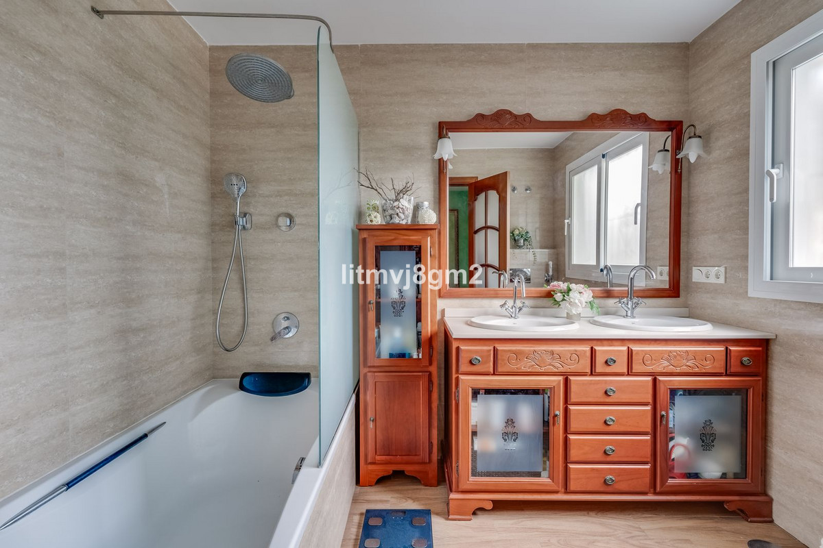 Se vende Villa - Chalet de 4 dormitorios en Costa Del Sol, Málaga, España