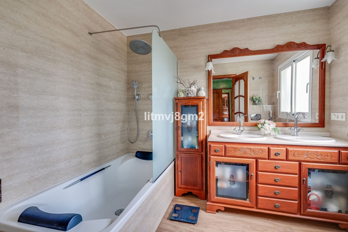 Se vende Villa - Chalet de 4 dormitorios en Costa Del Sol, Málaga, España
