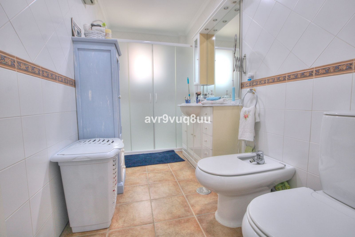 Se vende Local comercial de 2 dormitorios en Costa Del Sol, Málaga, España