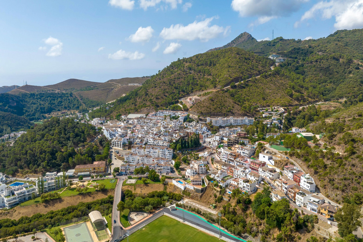 3 Bed Apartment for sale in Nueva Andalucía Costa Del Sol, Málaga, Spain